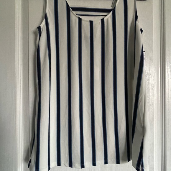 🆕 White blue stripe size medium - Picture 3 of 10